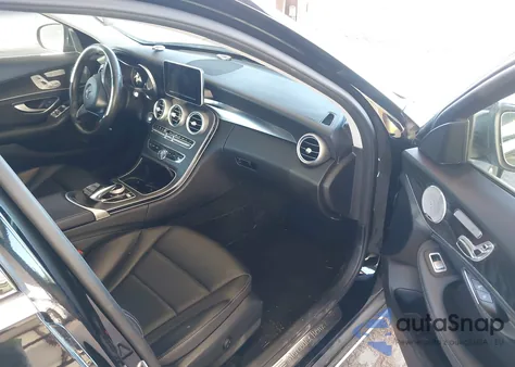 2015 Mercedes-Benz C 300 4Matic z USA, uszkodzony, nr VIN 55SWF4KBXFU081709